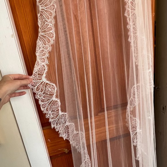 Cathedral-length, soft-white mantilla veil - Picture 5 of 14